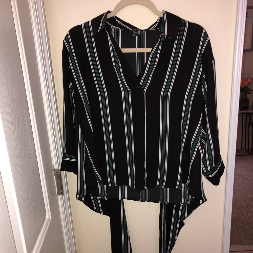 Super nice striped black blouse!